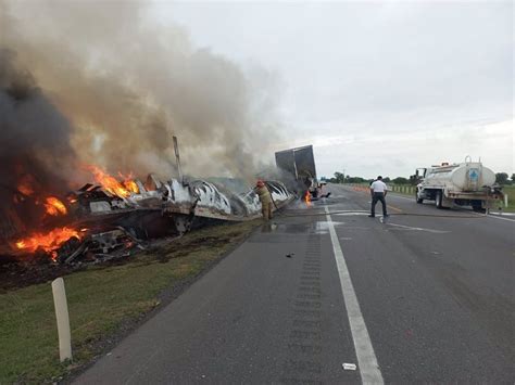 Al menos 13 muertos tras colisión entre camión de carga y camioneta en carretera de Tamaulipas, México